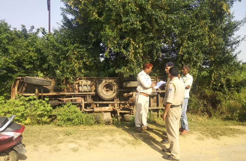 Two youth riding a bike fell in Khanty as soon as they collided, died, news in hindi, mp news, datia news टक्कर लगते ही बाइक सवार दो युवक खंती में गिरे, हुई मौत