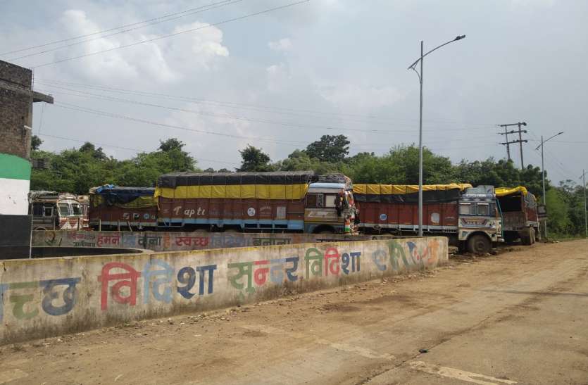 ट्रकों की हड़ताल से हर दिन 50 लाख का कारोबार ठप ट्रकों की हड़ताल से हर दिन 50 लाख का कारोबार ठप