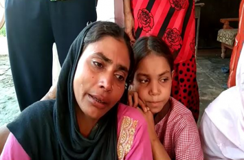 Grandson kills grandparents with ax on ground dispute जमीनी विवाद को लेकर पोते ने दादा-दादी को कुल्हाड़ी से काट कर मार डाला, देखें वीडियो