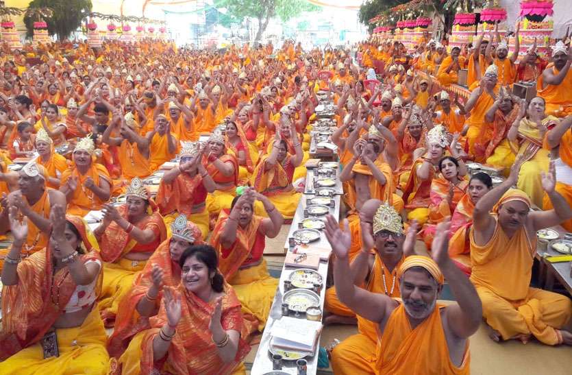 ध्वजारोहण के साथ हुआ सिद्धचक्र महामंडल विधान का शुभारंभ ध्वजारोहण के साथ हुआ सिद्धचक्र महामंडल विधान का शुभारंभ