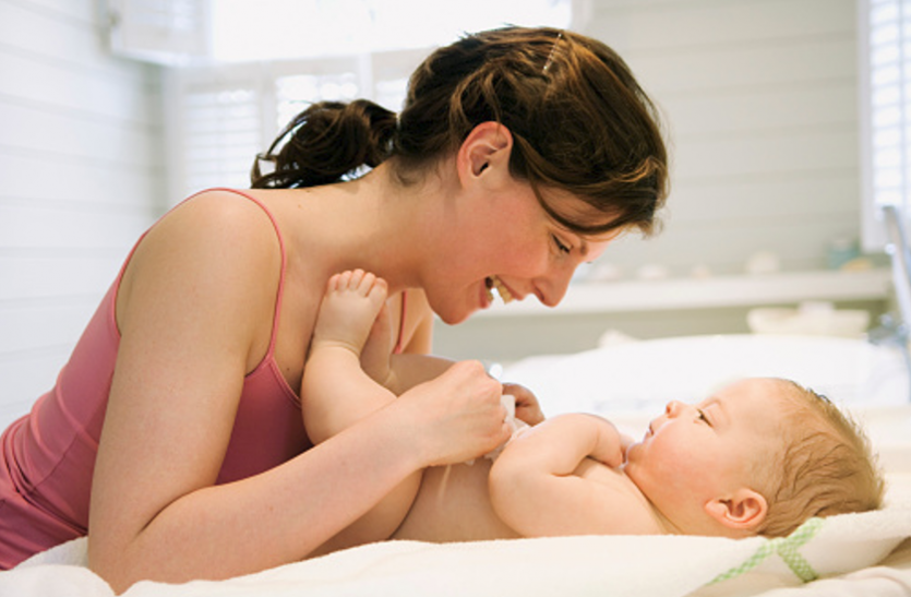 Baby care Tips: Olive Oil Massage Keeps Baby skin Soft Baby care Tips: शिशु की त्वचा काे मुलायम बनाती है इस खास तेल की मालिश