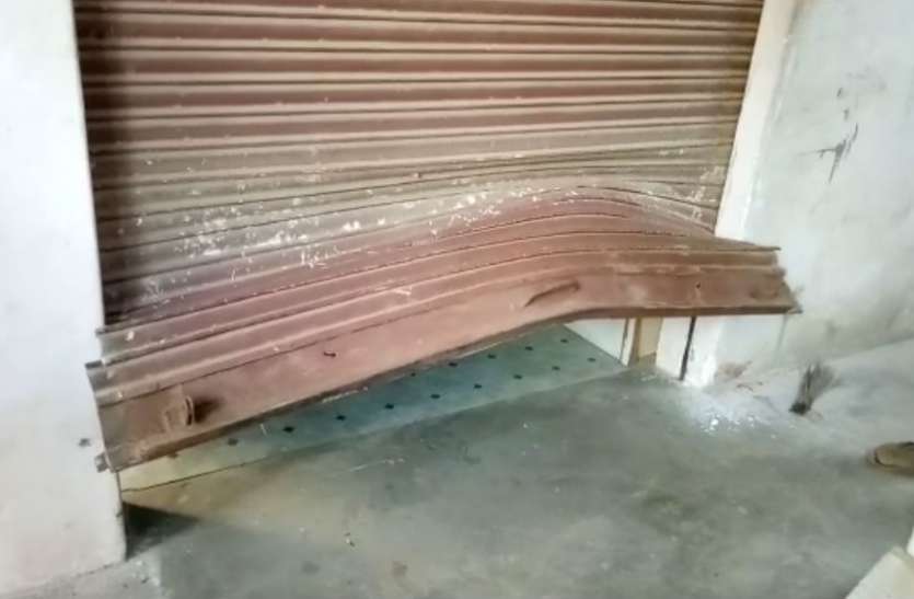 chori इधर टाेंक रोड पर चोरों ने दुकान का ताला तोड़ा , उधर पुलिस ने पांच को दबोचा