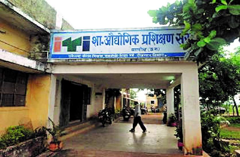 आखिर क्यों इस छात्रा ने आईटीआई के मुख्य गेट पर ताला जड़ दिया आखिर क्यों इस छात्रा ने आईटीआई के मुख्य गेट पर ताला जड़ दिया