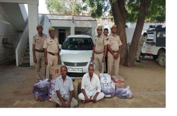 were taking liquor from Rajasthan to Gujarat गुजरात पासिंग कार में राजस्थान से ले जा रहे थे शराब