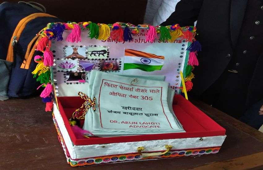 Surat News: टैक्सटाइल सिटी में कपड़े पर बनाया गया विश्व का पहला संपत्ति बिक्री दस्तावेज