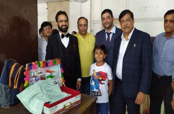 Surat News: टैक्सटाइल सिटी में कपड़े पर बनाया गया विश्व का पहला संपत्ति बिक्री दस्तावेज Surat News: टैक्सटाइल सिटी में कपड़े पर बनाया गया विश्व का पहला संपत्ति बिक्री दस्तावेज