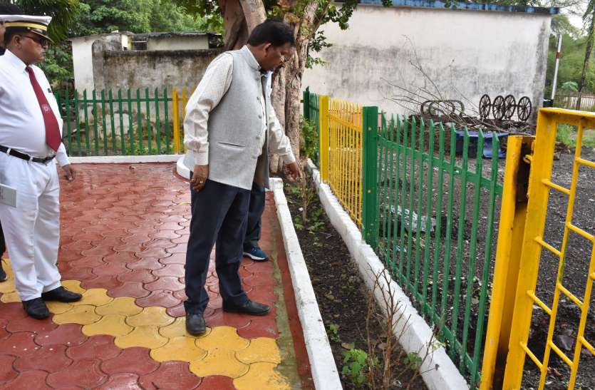 मंदसौर स्टेशन पर लगेगा 100 फीट ऊंचा झंडा मंदसौर स्टेशन पर लगेगा 100 फीट ऊंचा झंडा