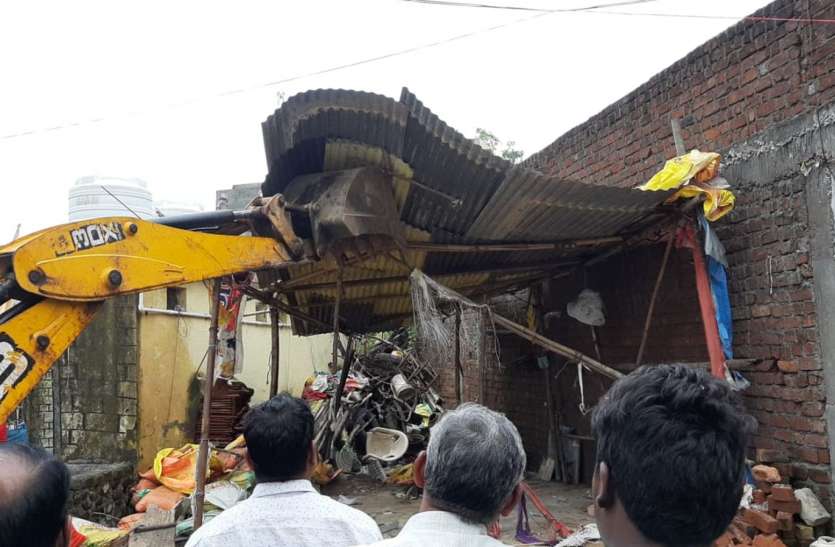 सार्वजनिक सुलभ काम्प्लेक्स पर बना लिया मकान, शिकायत पर नपा ने हटवाया सार्वजनिक सुलभ काम्प्लेक्स पर बना लिया मकान, शिकायत पर नपा ने हटवाया