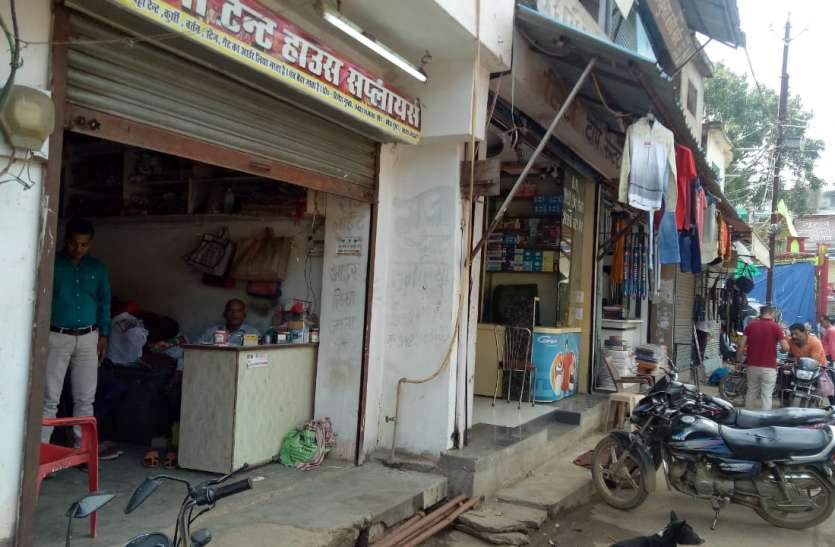 Closed ineffective, shops open बेअसर रहा बंद, खुली रहीं दुकानें
