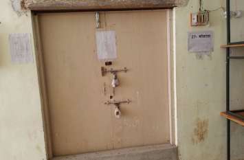 EVM kept in college, studies affected एक साल से कॉलेज के कक्षों में रखीं ईवीएम, पढ़ाई हो रही प्रभावित