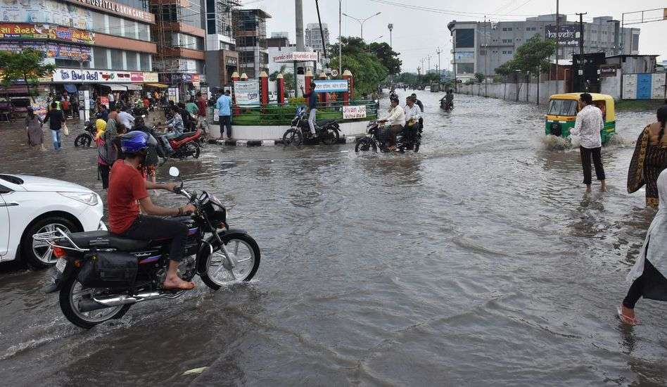 HEAVY RAIN IN SURAT ऐसा क्या हुआ जो अचानक गायब हुआ गरबा पांडाल