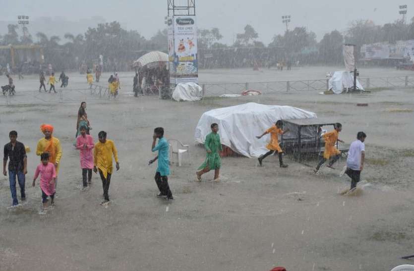 HEAVY RAIN IN SURAT ऐसा क्या हुआ जो अचानक गायब हुआ गरबा पांडाल HEAVY RAIN IN SURAT ऐसा क्या हुआ जो अचानक गायब हुआ गरबा पांडाल