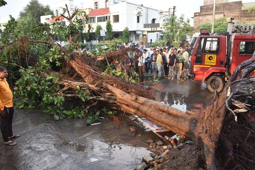 HEAVY RAIN IN SURAT ऐसा क्या हुआ जो अचानक गायब हुआ गरबा पांडाल