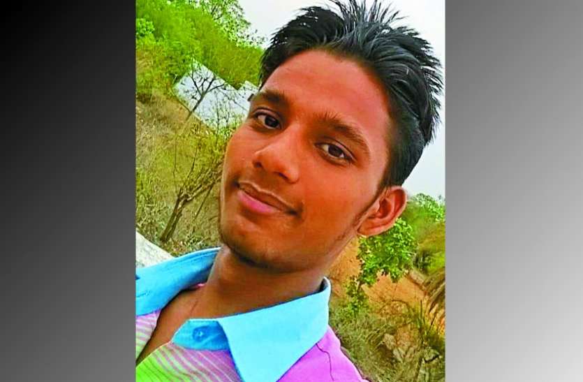 फंदे पर लटका था नौगांव इंजीनियरिंग कॉलेज का छात्र, मोबाइल पर आते रहे जन्मदिन के बधाई संदेश फंदे पर लटका था नौगांव इंजीनियरिंग कॉलेज का छात्र, मोबाइल पर आते रहे जन्मदिन के बधाई संदेश