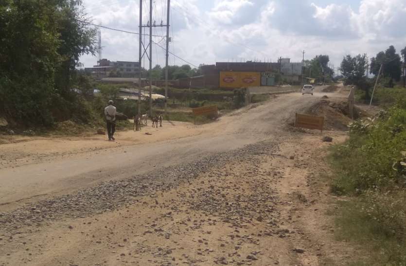 Construction of roads stuck in payment of money, road of death becomin पैसे के भुगतान में अटका सड़कों का निर्माण, अधूरी सड़क बन रही मौत की डगर