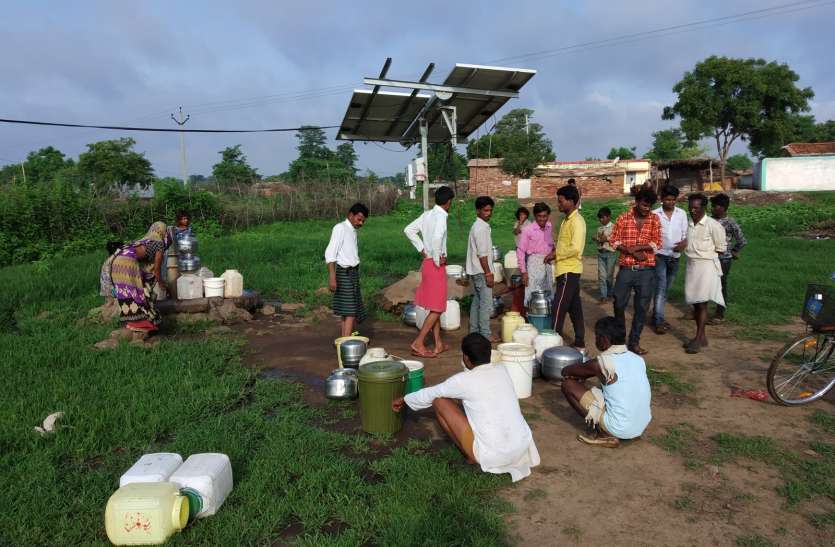 Electricity supply stalled for a week, villagers are fascinated to dri एक सप्ताह से बिजली सप्लाई ठप, पीने के पानी को मोहताज ग्रामीण