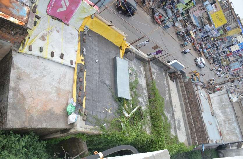 Encroachment District Hospital damoh हट जाए अवैध कब्जा तो मुसाफिरों को नजर आने लगे जिला अस्पताल और रेनबसेरा