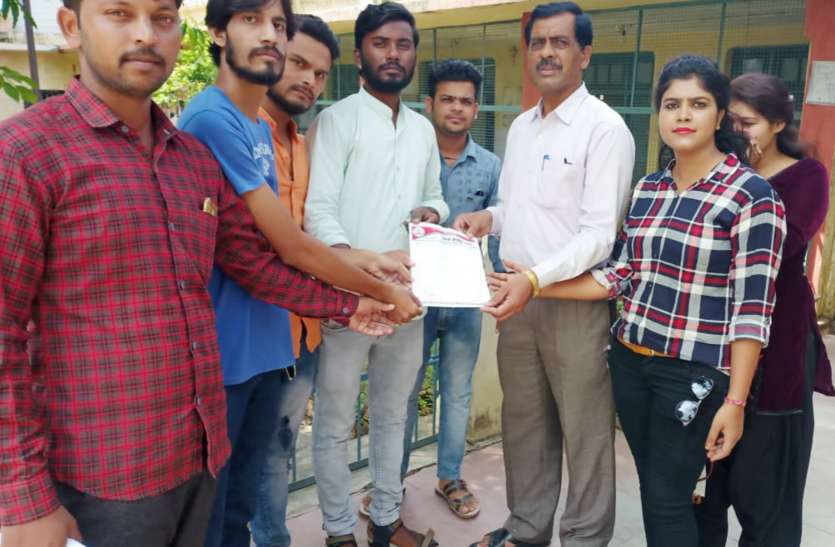 Student revolution team submitted memorandum to 10 principal छात्र क्रांति दल ने 10मंागों को लेकर प्राचार्य को सौंपा ज्ञापन