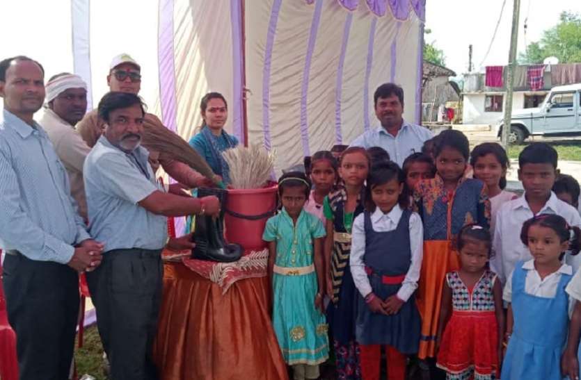 अतिथियों से स्वच्छता किट पाकर शिक्षक हो रहे प्रोत्साहित अतिथियों से स्वच्छता किट पाकर शिक्षक हो रहे प्रोत्साहित