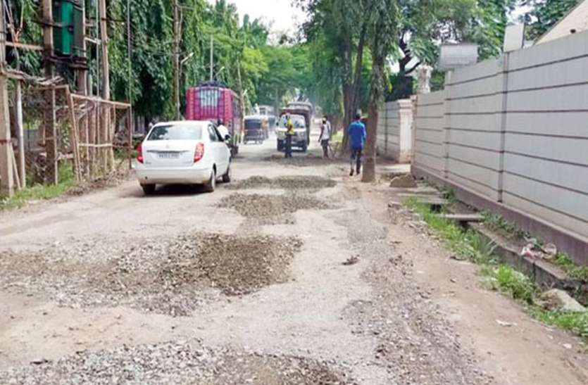 जुड़वां शहर की सड़कों के गड्ढों पर डाला जा रहा वेटमिक्स जुड़वां शहर की सड़कों के गड्ढों पर डाला जा रहा वेटमिक्स