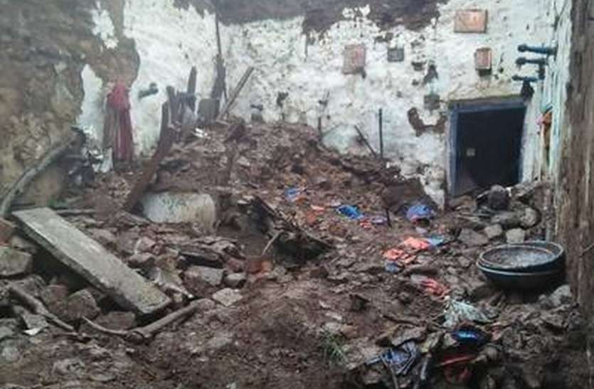 बागलकोट में बारिश से घर गिरा बागलकोट में बारिश से घर गिरा