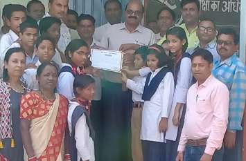 Children learning the mantra of cleanliness in school, received the ho स्कूल में पढ़ाई के साथ सफाई का मंत्र सीख रहे बच्चे, मिला सम्मान