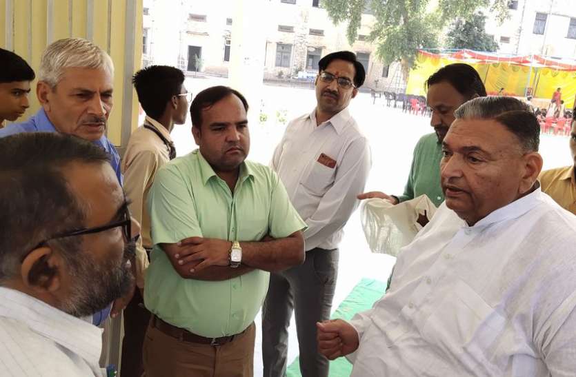 लोकार्पण करने पहुंचे विधायक तो मिली भवन में दरारों की शिकायत लोकार्पण करने पहुंचे विधायक तो मिली भवन में दरारों की शिकायत
