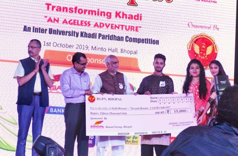 organizers changed the result of fashion show ABHIKALPAN मंच से अनाउंस किया फर्स्ट प्राइज, डमी चेक भी दिया... चार दिन बाद आयोजक बोले- आप तो सेकंड प्राइज विनर हैं