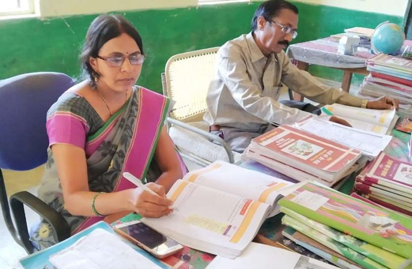 स्कूलों के बेस लाइन टेस्ट का प्राचार्य ने किया निरीक्षण स्कूलों के बेस लाइन टेस्ट का प्राचार्य ने किया निरीक्षण
