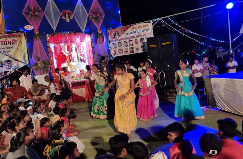 शक्ति आराधना के महापर्व में लीन भक्त शक्ति आराधना के महापर्व में लीन भक्त