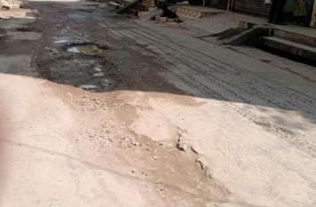 Civil hospital case pits at every step Nagar nigam negligence Biaoara पांच साल में साल में तीन टेंडर लगे, फिर भी नहीं बन पाया डेढ़ किमी रोड