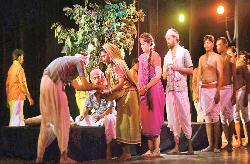 44 साल में दस हजार शो, 'चोर-चोर' बना चरणदास चोर 44 साल में दस हजार शो, 'चोर-चोर' बना चरणदास चोर