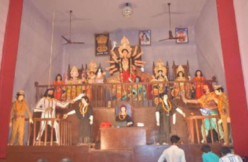 MAA durga court adorned in pandal, people petitioning against problems Navratri 2019:यहां लगी है माँ की अदालत, लोग लगा रहे तकलीफों के खिलाफ अर्जी