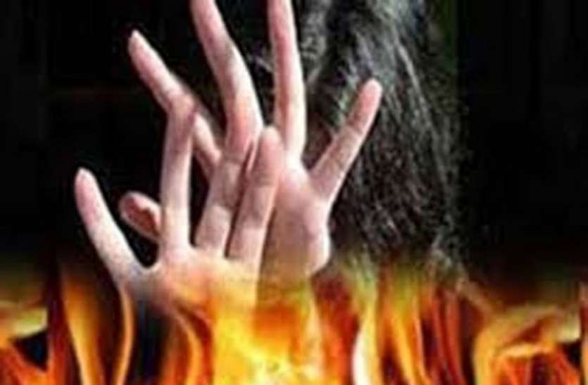 बंटवारे के विवाद के बीच महिला ने मासूम बेटे को गोद में बिठाया और फिर उठाया यह कदम बंटवारे के विवाद के बीच महिला ने मासूम बेटे को गोद में बिठाया और फिर उठाया यह कदम