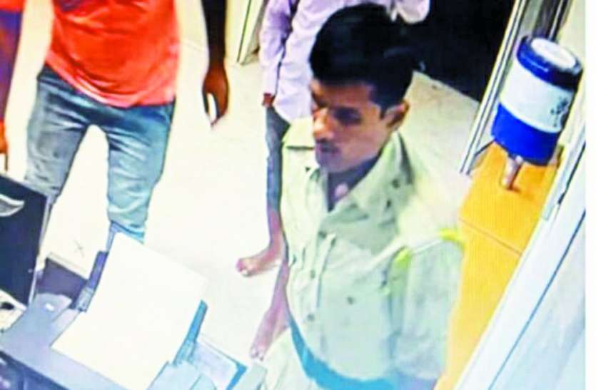Policewala thug: Policeman hunting kiosk operators in satna सतना में घूम रहा खाकी वाला ठग, कियोस्क संचालकों को बनाता है अपना शिकार, फिर देता है वर्दी की धौंस