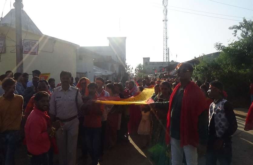 मां कात्यायनी को चढ़ाई गई १५५१ फीट लंबी चुनरी मां कात्यायनी को चढ़ाई गई १५५१ फीट लंबी चुनरी