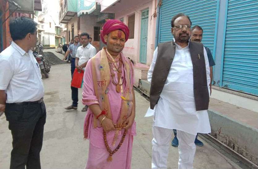 67.jpg बीजेपी के दिग्गज नेता के साथ तस्वीर शेयर कर 'भौकाल' काटने वाला साधु गया जेल, सोशल मीडिया पर फैलाए हुए था गंध