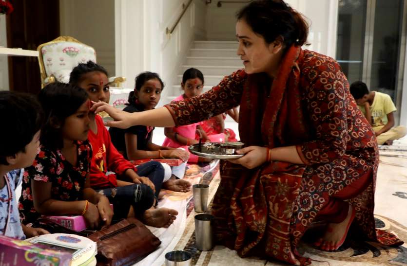 Shardiya Navratri 2019 : अपर्णा यादव ने अष्टमी पर कन्या पूजन के बाद बताई यह महत्वपूर्ण बातें जानकर रह जाएंगे हैरान Shardiya Navratri Special 2019 : अपर्णा यादव ने अष्टमी पर कन्या पूजन के बाद बताई यह महत्वपूर्ण बातें जानकर रह जाएंगे हैरान
