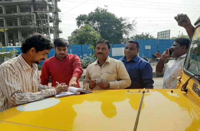 चोइथराम सब्जी मंडी में पकड़ी पॉलीथिन, किया 20 हजार का जुर्माना चोइथराम सब्जी मंडी में पकड़ी पॉलीथिन, किया 20 हजार का जुर्माना