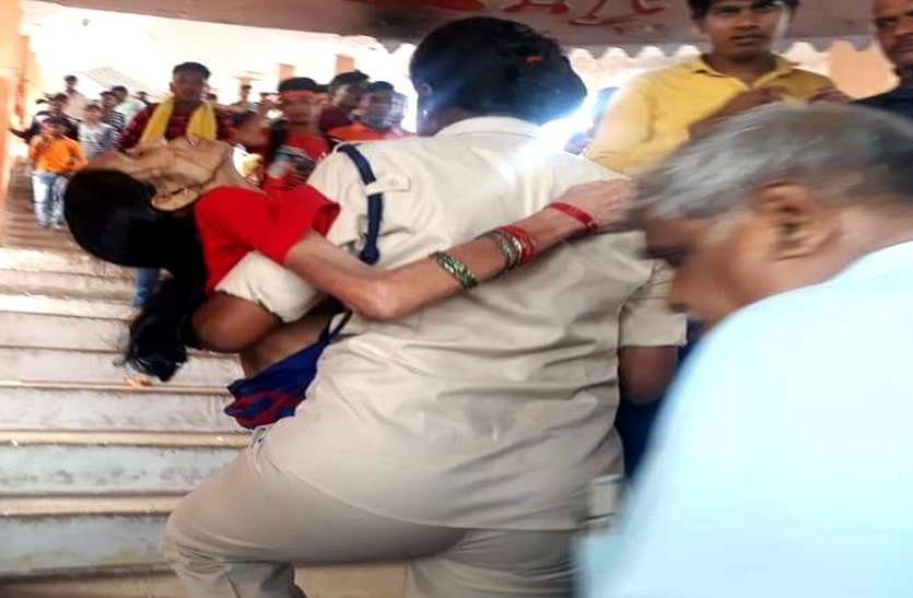 छत्तीसगढ़ पुलिस की महिला आरक्षक ने किया ऐसा काम, पूरे देश में वर्दी वालों के लिए बन गई मिसाल छत्तीसगढ़ पुलिस की महिला आरक्षक ने किया ऐसा काम, पूरे देश में वर्दी वालों के लिए बन गई मिसाल
