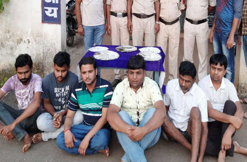 घर के भीतर चोरी छिपे छह लोग कर रहे थे ये अवैध काम, पुलिस को लगी भनक, घेराबंदी कर किया गिरफ्तार घर के भीतर चोरी छिपे छह लोग कर रहे थे ये अवैध काम, पुलिस को लगी भनक, घेराबंदी कर किया गिरफ्तार
