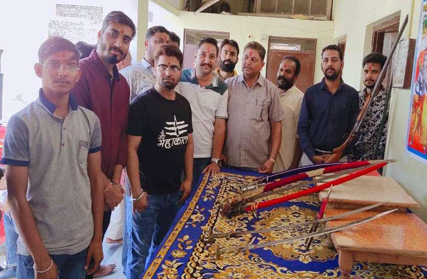 विश्व हिन्दू परिषद व बजरंगदल ने किया शस्त्र पूजन विश्व हिन्दू परिषद व बजरंगदल ने किया शस्त्र पूजन
