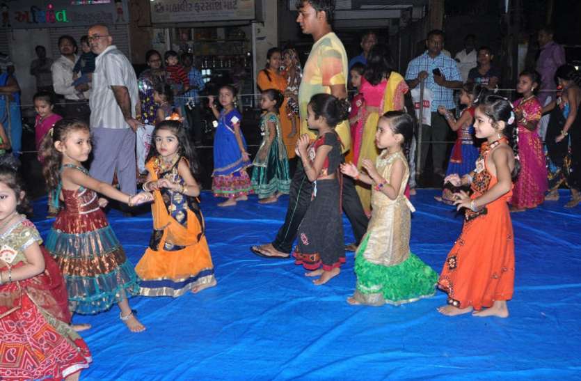 Vavratra : जामनगर की ऐसी गरबी जहां सिर्फ ५ से १० वर्ष की बालिकाएं ही खेलती हैं गरबा Vavratra : जामनगर की ऐसी गरबी जहां सिर्फ ५ से १० वर्ष की बालिकाएं ही खेलती हैं गरबा