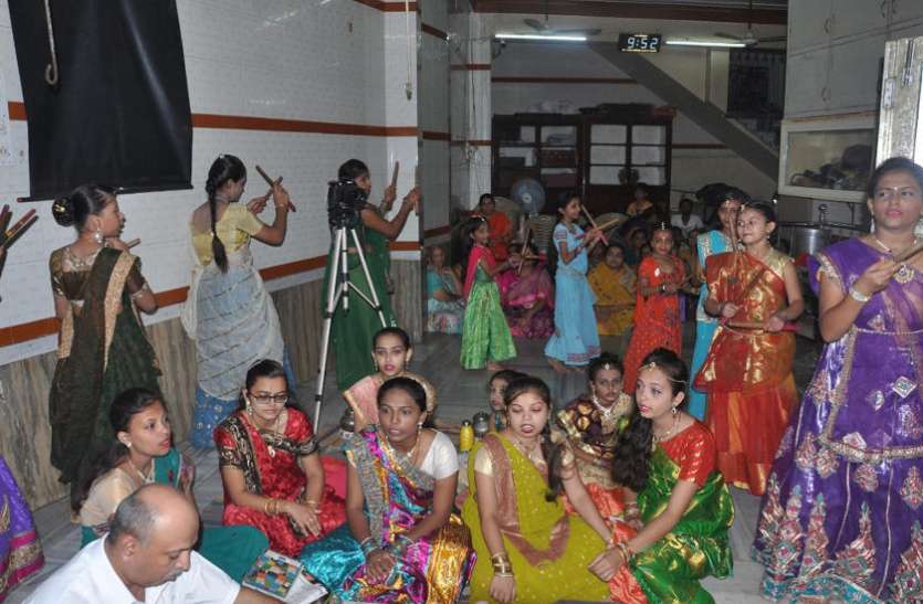 Navratra : शास्त्रीय संगीत के साथ गरबा खेलकर करती हैं माता की आराधना Navratra : शास्त्रीय संगीत के साथ गरबा खेलकर करती हैं माता की आराधना