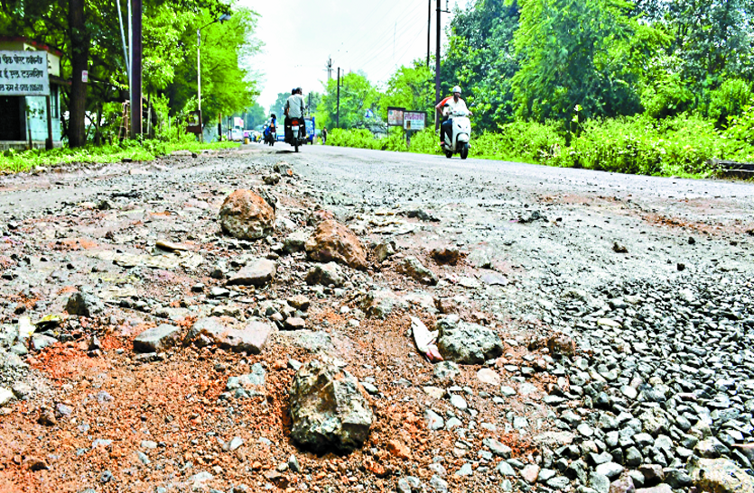 4 महीने से उखड़ी हैं राजधानी की सडक़ें, मरम्मत की बजाय भरवा रहे मलबा-बजरी और मिट्टी