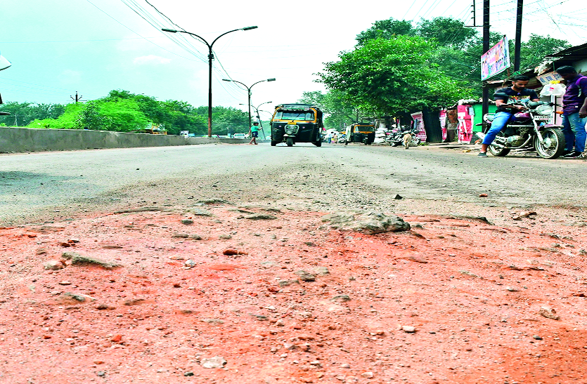 4 महीने से उखड़ी हैं राजधानी की सडक़ें, मरम्मत की बजाय भरवा रहे मलबा-बजरी और मिट्टी