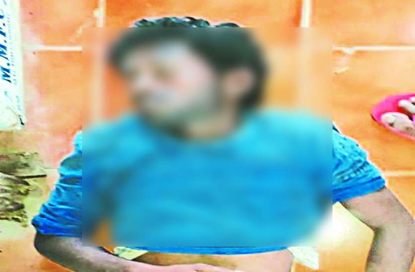 शीट लगाने मजदूर चढ़ रहा था एंगल पर, अचानक बैलेंस बिगड़ते ही जा रहा हाईटेंशन तार में, झुलसने से मौत शीट लगाने मजदूर चढ़ रहा था एंगल पर, अचानक बैलेंस बिगड़ते ही जा गिरा हाईटेंशन तार में, झुलसने से मौत