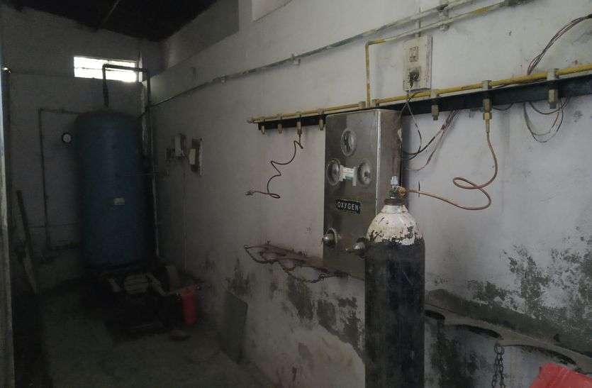 ऑक्सीजन सक्सन प्लांट का पैनल लीक, स्टोर में माप का मीटर तक नहीं ऑक्सीजन सक्सन प्लांट का पैनल लीक, स्टोर में माप का मीटर तक नहीं
