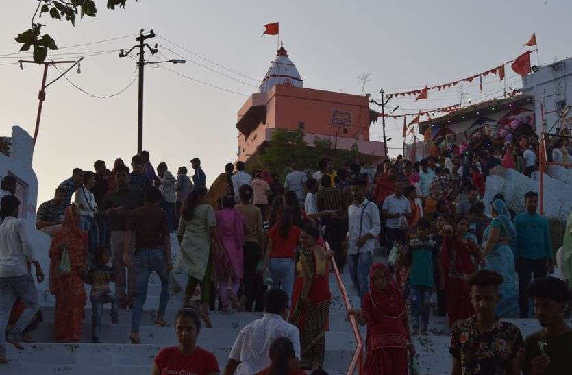 दर्शनों को उमडे़ श्रद्धालु, किया कन्याओं का पूजन : दुर्गाष्टमी मनाई दर्शनों को उमडे़ श्रद्धालु, किया कन्याओं का पूजन : दुर्गाष्टमी मनाई