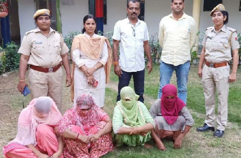 पंजाब की सांसी गैंग का पर्दाफाश, 4 महिलाएं गिरफ्तार पंजाब की सांसी गैंग का पर्दाफाश, 4 महिलाएं गिरफ्तार
